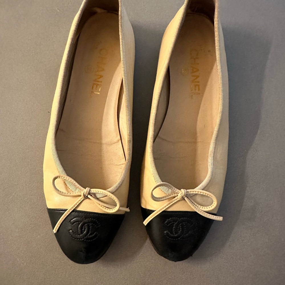 CHANEL Cream and Black Flats Timeless Elegance